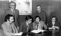 Standing: Lorenzo Brouillard, Maurice Bérubé; Seated: Pierre Vachon, Robert Bourassa, Jacques Papin, Robert Chapdelaine. Photo: Collection Joseph-Cardin, Musée québécois de la radio, Sorel-Tracy(QC)
